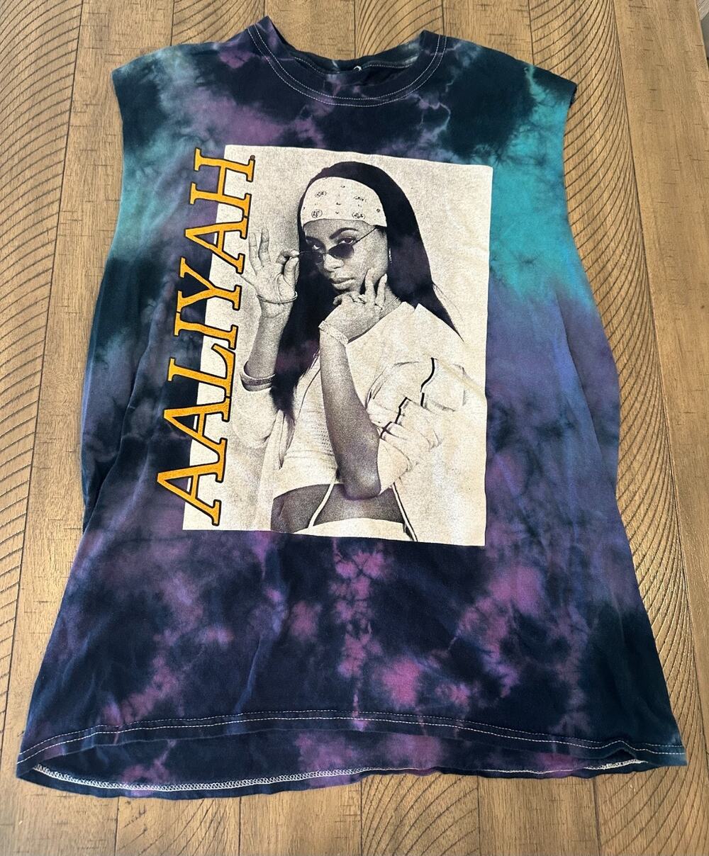Aaliyah Tie Dye Muscle Tank Top Graphic Shirt Purple Blue Women's Size M